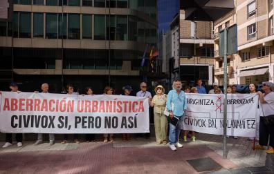 A* Jesús Garzaron F* 2026_06_30 T* Protesta de vecinos de San Juan contra la torre que se pretende construir en el edificio dd Telefónica de la Avenida Bayona. Entrega de firmas al Defensor del Pueblo L* Calle Arrieta 12, Pamplona.Vecinos que llevaron las firmas al Defensor del Pueblo con pancartas de protesta en la sede JESÚS GARZARON