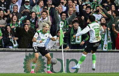 El delantero marroquí del Racing Yassir Zabiri celebra el segundo gol de su equipo ante el Espanyol