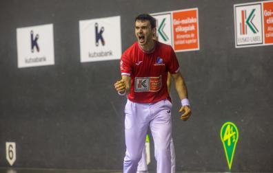 Jokin Altuna celebra un tanto contra Unai Laso