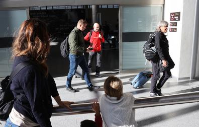 Pasajeros del vuelo procedente de Barcelona que aterrizó en Noáin salen a la terminal