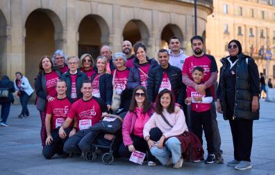Julia Zabaleta Reta (segunda por la izquierda, de pie), que ha superado cáncer de mama, posa con su madre, familias y amigos. Todo el grupo viajó a Pamplona desde Aibar, donde viven.