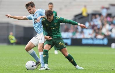 El defensa del Celta Javi Rodríguez (i) pugna por un balón con el defensa del Betis Ángel Ortiz en el partido de LaLiga disputado este domingo en el estadio de Balaidos, en Vigo