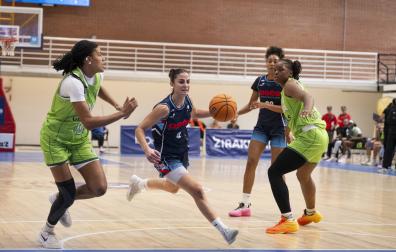 Mamen Blanco, MVP del encuentro con 23 puntos, se interna en la canasta del Joventut Badalona.