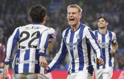 El delantero islandés de la Real Sociedad, Orri Óskarsson, celebra el primer gol del equipo donostiarra en el partido ante el Levante