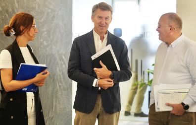 El presidente del PP, Alberto Núñez Feijóo, junto al secretario general, Miguel Tellado y Marta Varela, en el comité de dirección del PP, este lunes 26 de octubre