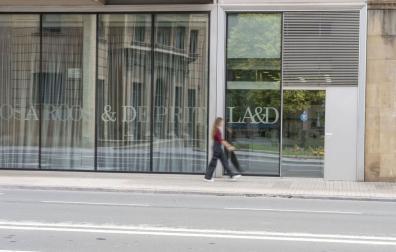 Fachada de la clínica Los Arcos Deprit en Pamplona