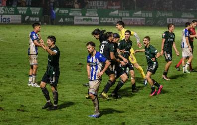 Los jugadores del Sestao River celebran la victoria, al término del partido de la primera ronda de la Copa del Rey frente al RCD Espanyol