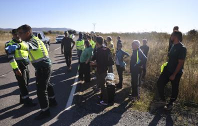 Miembros de la Guardia Civil y equipos de rescate se personan en las inmediaciones del accidente de dos trenes de alta velocidad, uno de Renfe y otro de Iryo, que han colisionado a primera hora de este miércoles a la altura de la estación de Urda (Toledo)