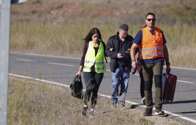 Pasajeros de los trenes siniestrados en Toledo salen por su propio pie en las inmediaciones del accidente de dos trenes de alta velocidad, uno de Renfe y otro de Iryo