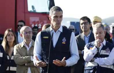 El presidente del Gobierno, Pedro Sánchez, junto al presidente de Castilla-La Mancha, Emiliano García-Page, realiza declaraciones a los medios durante su visita al lugar del accidente de dos trenes de alta velocidad en Urda