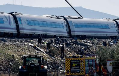 Servicios de emergencia y miembros de la Guardia Civil trabajan en el lugar del accidente de dos trenes de alta velocidad que han colisionado en Urda (Toledo)
