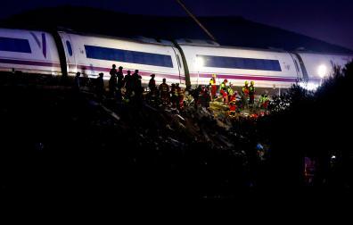 Servicios de emergencia trabajan en el lugar del accidente ferroviario en Urda aunque ya ha anochecido buscando supervivientes o fallecidos entre los restos de los trenes