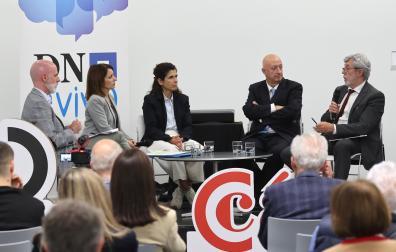 De izda. a dcha., los periodistas de Diario de Navarra, Yulen Garmendia y Diana de Miguel, junto a Sara Velázquez, Miguel Elizari y Juan las Navas