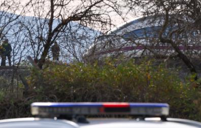 La Guardia Civil reanuda a primera hora de este viernes los trabajos de rescate de los dos trenes accidentados este miércoles en Urda (Toledo)