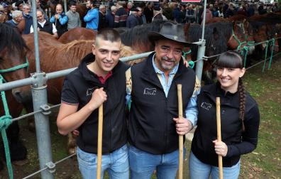 Jon Etxaide Mortalena, flanqueado por sus hijos Julen y Joana.