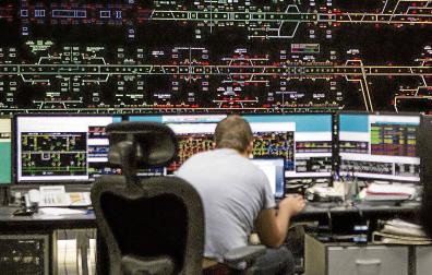 Un operario en la sala de control de Adif en Atocha, repleta de pantallas informativas