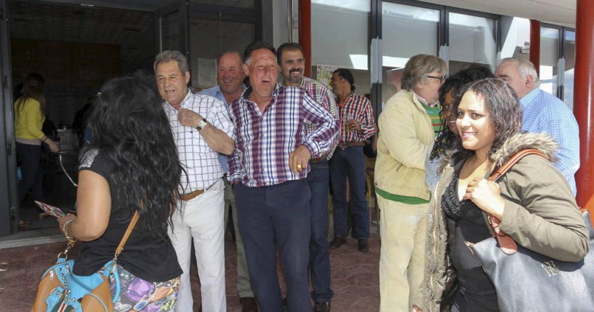 Pol mica caravana de mujeres en un pueblo de Ciudad Real