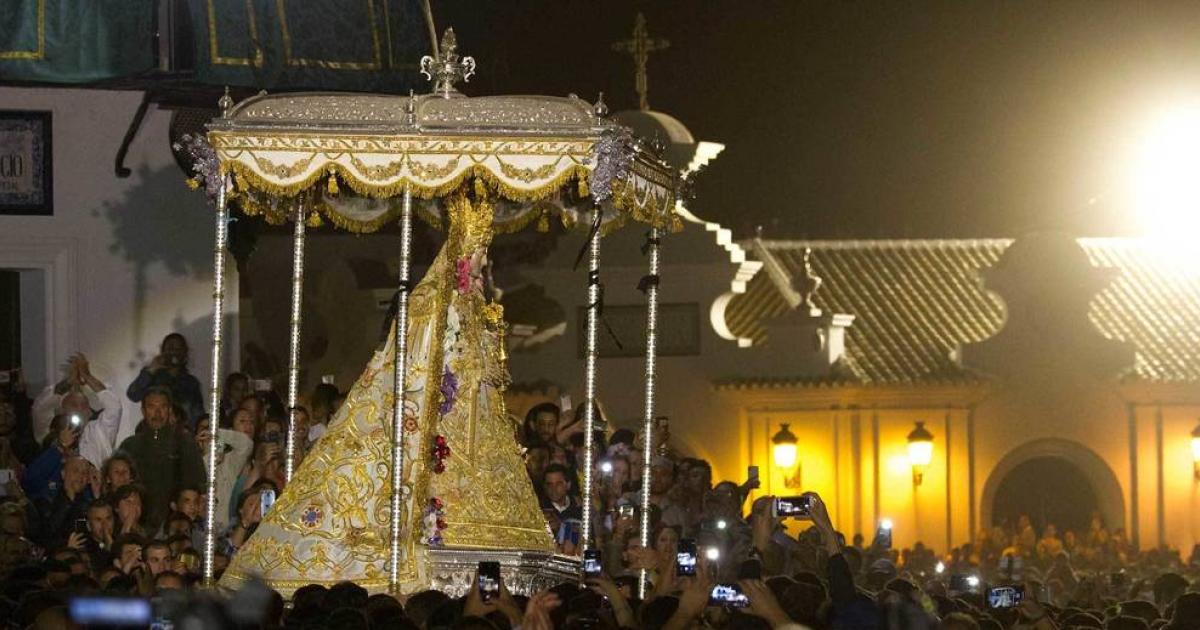 Los almonteños saltan la reja a 2:55 horas, dando comienzo la procesión de  la Virgen del Rocío