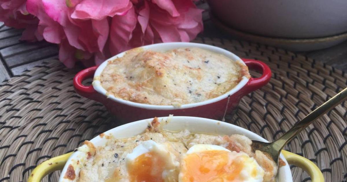 Cazuelita de huevo con bechamel y cebolla caramelizada