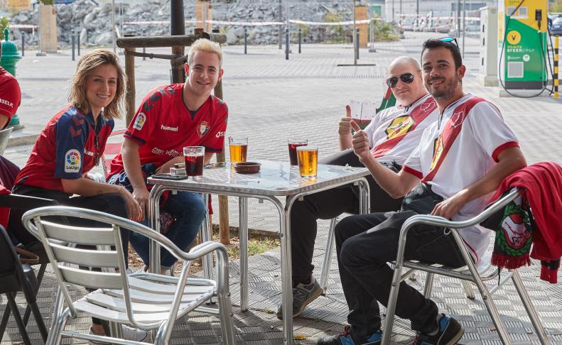 Aficionados de Osasuna almuerzan en los prolegómenos del partido ante el Rayoartido.