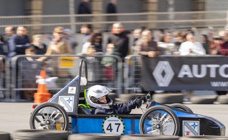 Uno de los coches del Colegio Irabia-Izaga en la competición de Bilbao