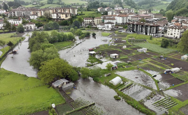 Imagen aérea captada sobre una zona de huertas anegadas tras la tromba de agua del domingo en Leitza.