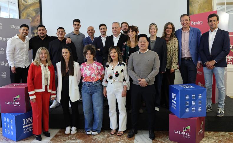 PREMIOS INgastro De izquierda a derecha, arriba: Johan Valencia, Jhon Arpi, Joel Armijos, Lorenzo Aréjula, Ramón Grafols, Mikel Bilbao, Gregorio Tolosa, Iñaki Andradas, Inés Jauregui, Beatriz López, Alicia Nicolás, Eduardo Elizalde y Jorge Ferrer. Abajo: Ana Beriáin, Patricia Sanz, Paula Sanz, Arantza García de Baquedano y Steven Bosen Wu Zheng