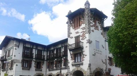 Un incendio daña el tejado del hotel Ayestarán en Lekunberri Un incendio daña el tejado del hotel Ayestarán en Lekunberri