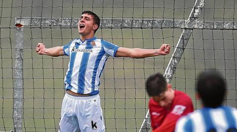 Jon Karrikaburu celebra un gol.