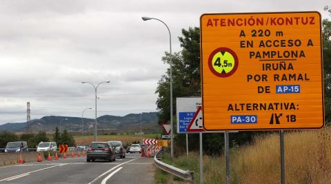 Vista del puente en la PA-30 cuya estructura se está reparando, tomada en la salida del polígono Talluntxe de Noáin en dirección a Huarte