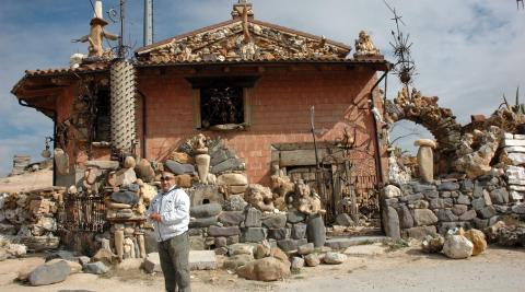 19947729 A: BLANCA ALDANONDO
F: 16/08/2021
P: ARMANDO BAIGORRI LAGUARDIA, CON SU PERRA CAROLA
L: MONTEAGUDO
T: CASA DE PIEDRAS CONSTRUIDA A MANO POR ARMANDO BAIGORRI