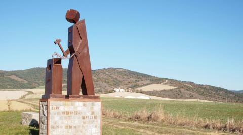 Monumento al euskera creado por Félix Lizarraga Monumento al euskera creado por Félix Lizarraga
