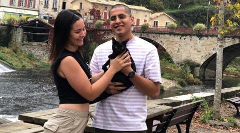 La pareja junto a su gata Mía en su primer destino en un pueblo al sur de Frrancia La pareja junto a su gata Mía en su primer destino en un pueblo al sur de Frrancia