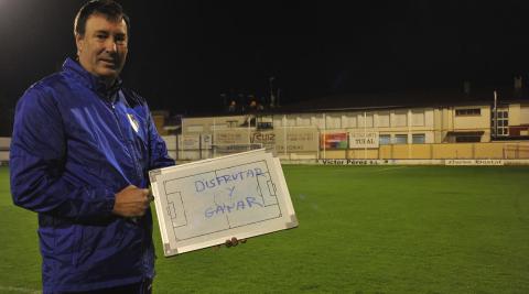 DISFRUTAR Y GANAR. Unai Jauregi posa con una pizarra en el entrenamiento de ayer DISFRUTAR Y GANAR. Unai Jauregi posa con una pizarra en el entrenamiento de ayer