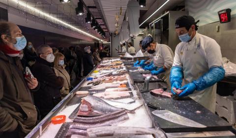 Un puesto de pescadería en el mercado del Ensanche durante la venta, ayer por la mañana
