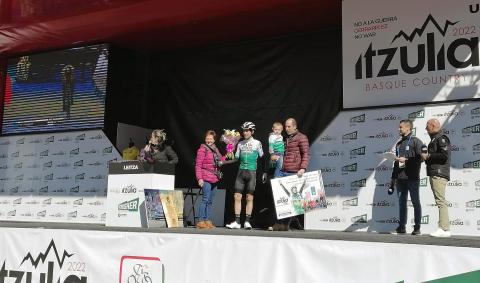 El ciclista navarro Mikel Nieve, del Caja Rural, ha recibido un sentido y caluroso homenaje este martes por la mañana en la salida de la segunda etapa de la Vuelta al País Vasco, Leitza-Viana, de 207 kilómetros.