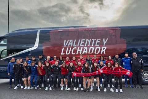 La plantilla de Osasuna Femenino, antes de partir en autobús para enfrentarse al Cacereño y luchar por el ascenso