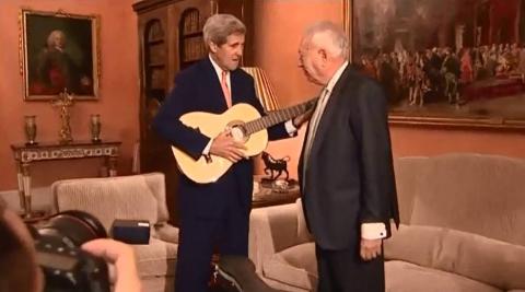 El ministro de Exteriores le regala a John Kerry una guitarra española