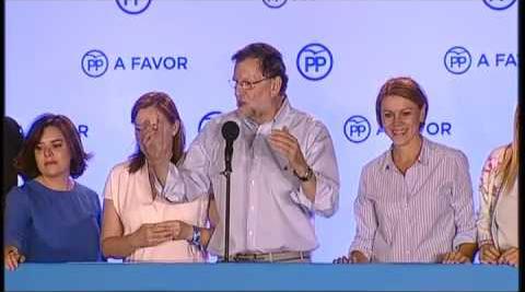 Rajoy, recibido en el balcón por los votantes a gritos de “Si se puede”