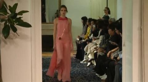 Valentino presenta en París su colección para la próxima primavera Valentino presenta en París su colección para la próxima primavera