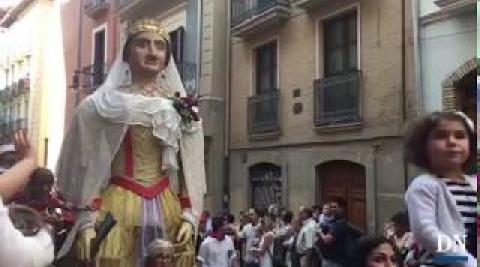 Comparsa de Gigantes y Cabezudos en San Fermín Txikito Comparsa de Gigantes y Cabezudos en San Fermín Txikito