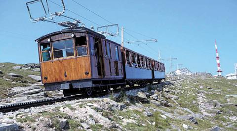 Las cimas de los Pirineos desde el tren de Larrun