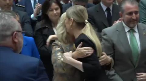 Cifuentes reaparece públicamente para recibir la Cruz de la Dignidad de la AVT Cifuentes reaparece públicamente para recibir la Cruz de la Dignidad de la AVT