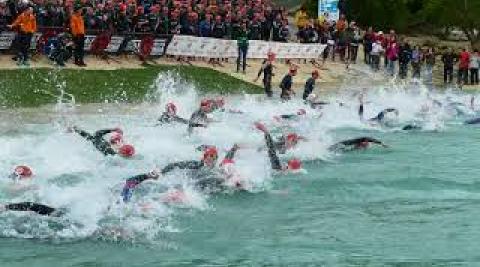 Salida de la Half Triatlón Pamplona-Iruña
