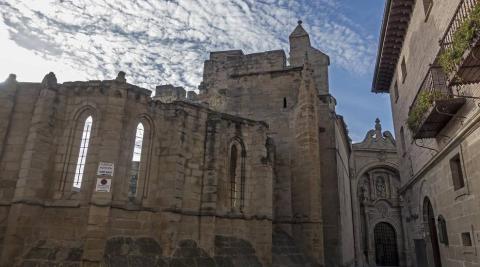Las ruinas de San Pedro de Viana, templo gótico del siglo XIII desacralizado y de titularidad municipal.