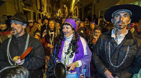 Su alegre pasacalles recorrió el centro de la ciudad entre canciones y bailes de los ex danzaris Francisco Beruete