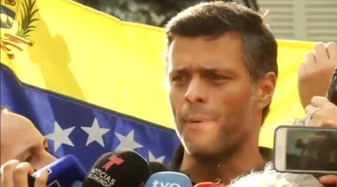 Leopoldo López reaparece a las puertas de la embajada española Leopoldo López reaparece a las puertas de la embajada española
