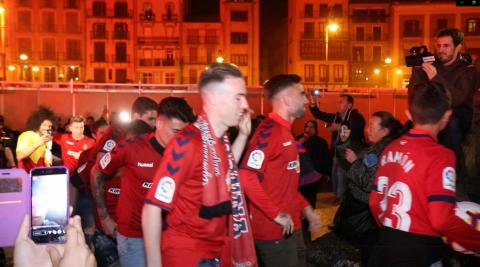 Llegada de los jugadores de Osasuna a la Plaza del Castillo de Pamplona