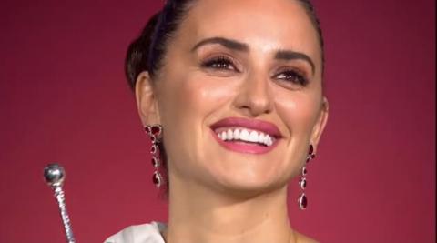 Una emocionada Penélope Cruz recoge el Premio Donostia de manos de su amigo Bono