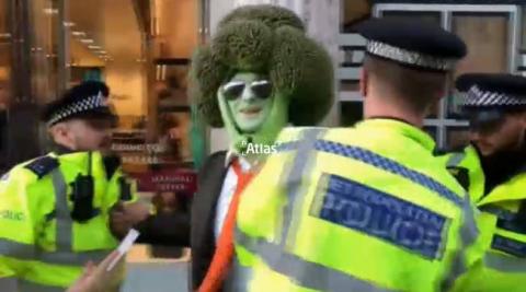 Arrestado un hombre disfrazado de brócoli en Londres